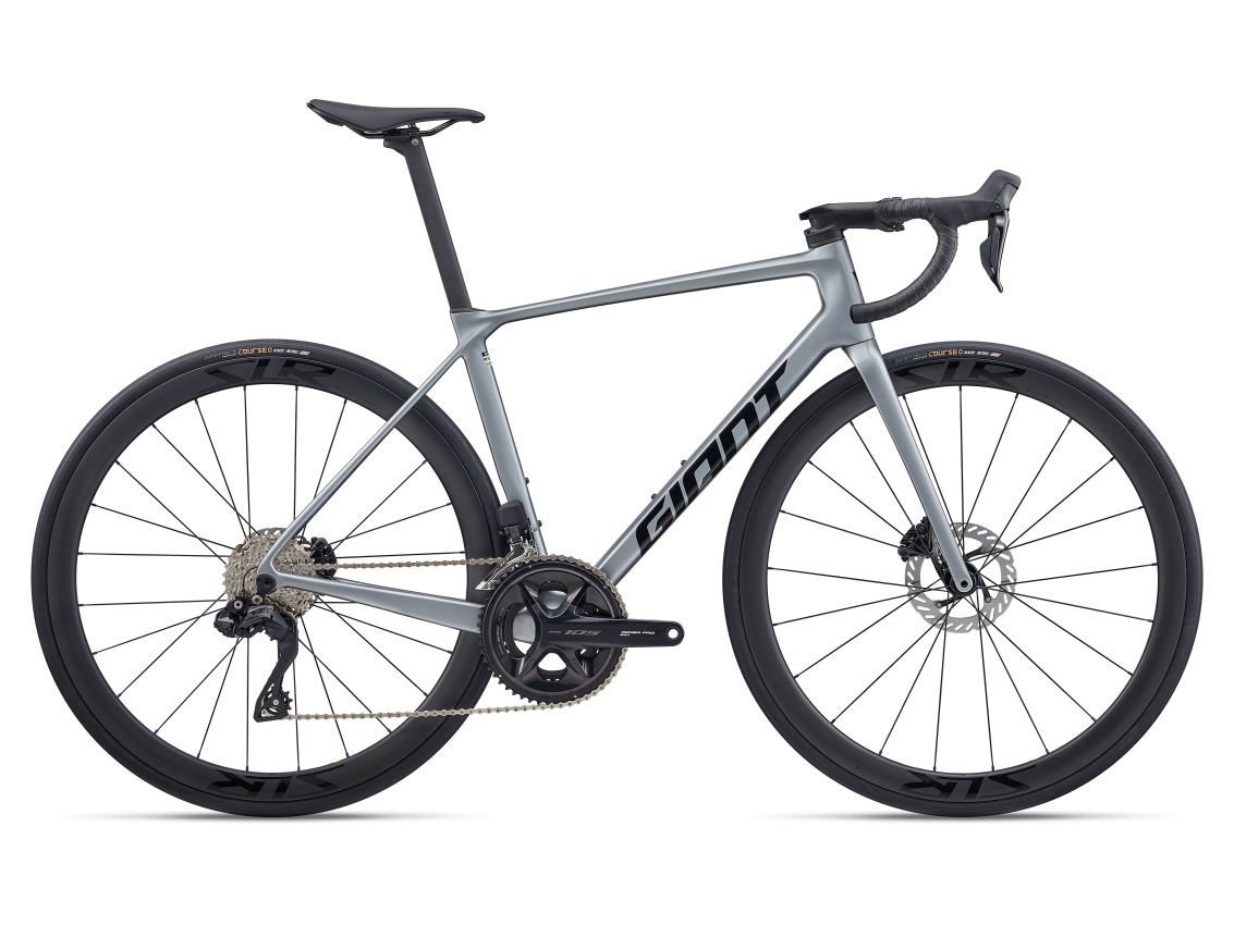 MY26TCRAdvancedPro1-Di2_ColorATechSilver1-1.jpg Vélo Route TCR Advanced Pro 1 Di2 – Image 1