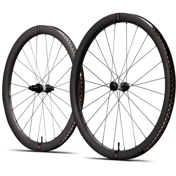 rsv-40-44-1837768.jpg Reserve Paire de Roues - 40 | 44 GR - DT 350 - 28" | Carbon | Clincher | Centerlock - 12x100mm | 12x142mm - Shimano HG-EV – Image 1